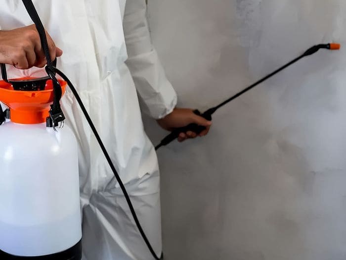 Дезинфекция от тараканов ручной помпой